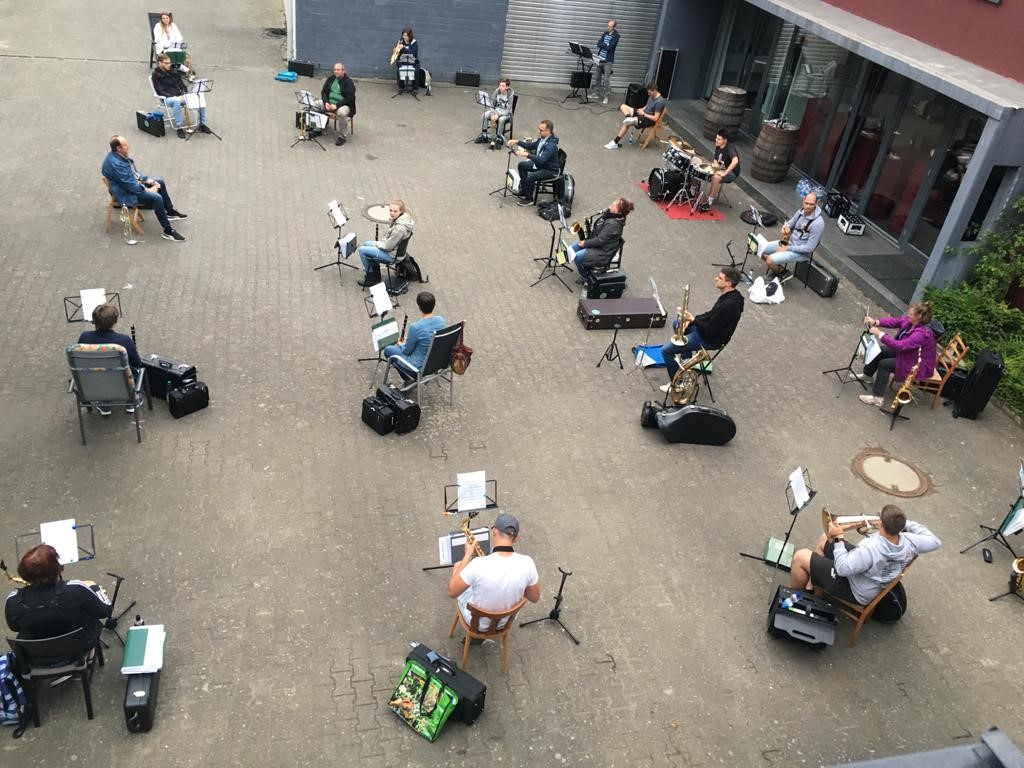 Probe im Hof des Weinguts Seck